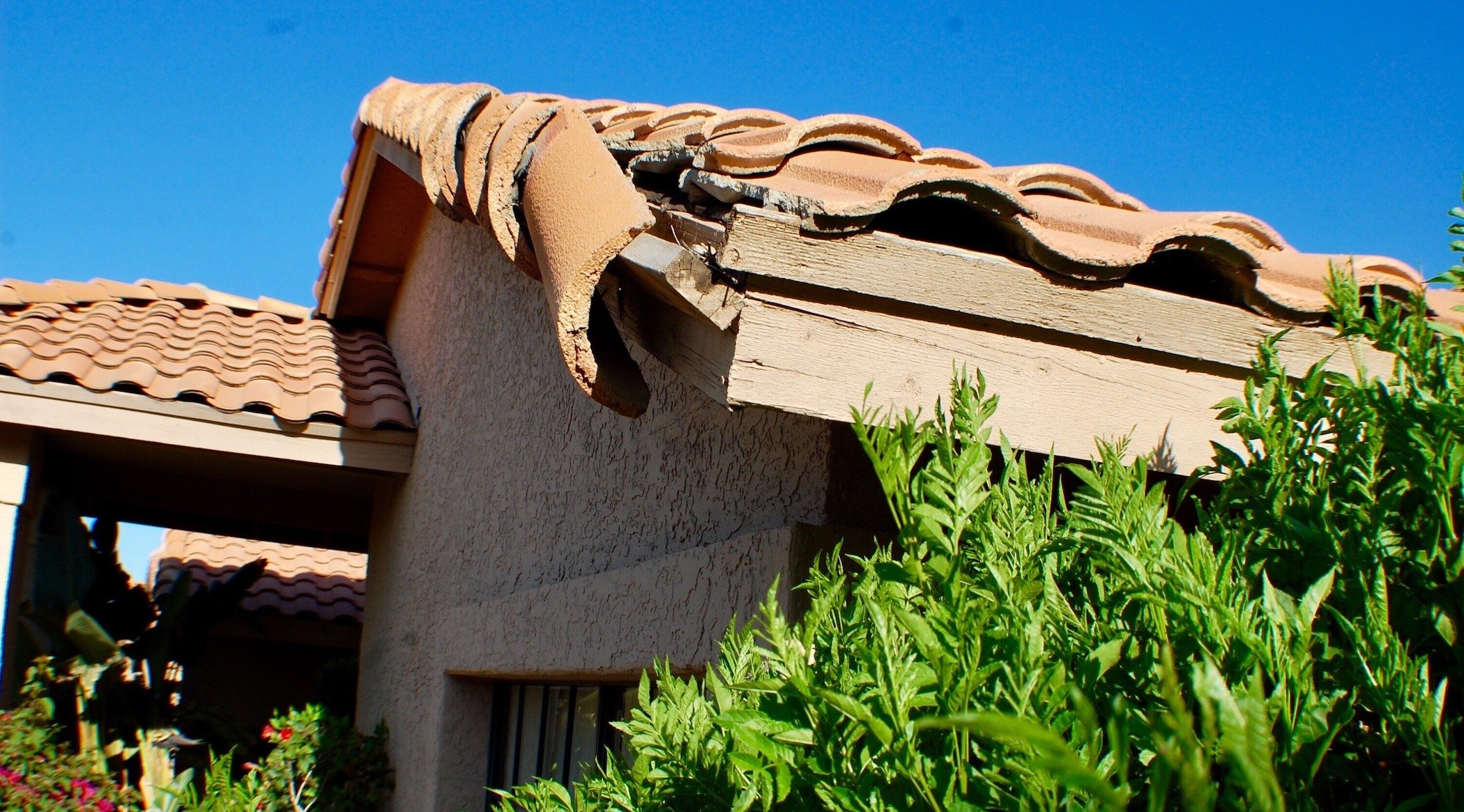 tile-damage-on-the-corner-of-roof-of-a-home-2023-11-27-05-32-05-utc